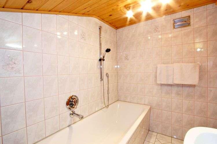 Bad mit Badewanne