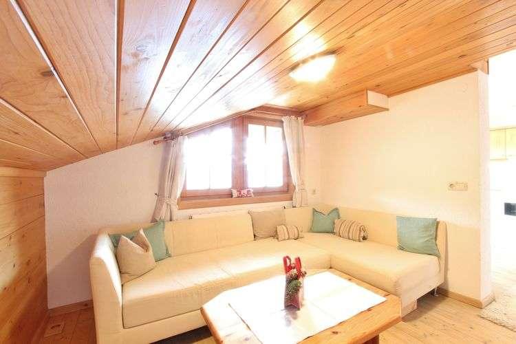 Wohnzimmer unter dem Holzdach